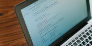 데스크톱 브라우저 보안 설정 강화를 위해 Chrome 설정 메뉴를 확인하는 모습