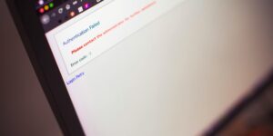 비밀번호 관리 앱 추천인 1Password와 Bitwarden의 주요 기능 비교 화면