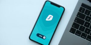 Google OTP 설정 중 QR코드 스캔하는 모습과 Authenticator 앱 화면
