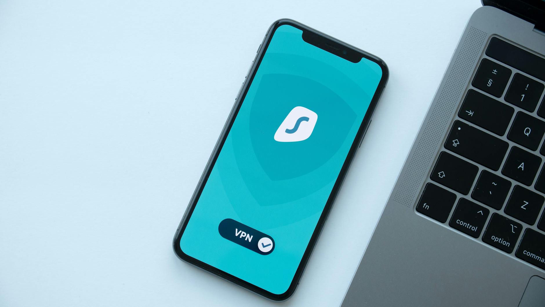 Google OTP 설정 중 QR코드 스캔하는 모습과 Authenticator 앱 화면
