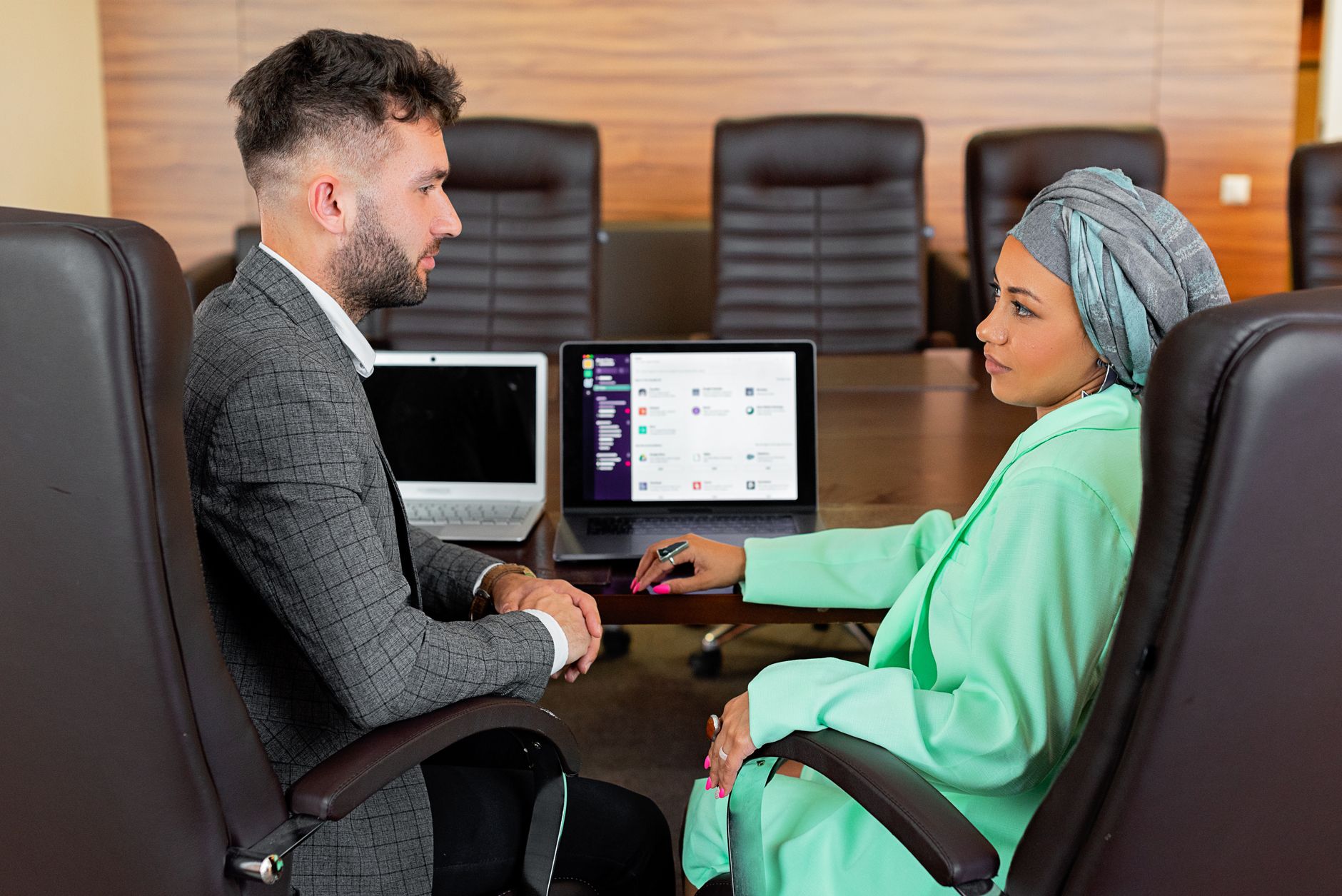 협업 메신저 선택 가이드를 위한 슬랙과 팀즈 비교 화면