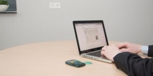 VPN 선택 가이드에 따라 직장인이 안전하게 원격근무하는 모습