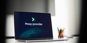 PC 보안 프로그램 선택 시 무료와 유료 옵션을 비교하는 직장인의 노트북 화면