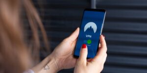 직장인 VPN 선택을 위한 보안 터널 작동 원리를 나타내는 이미지