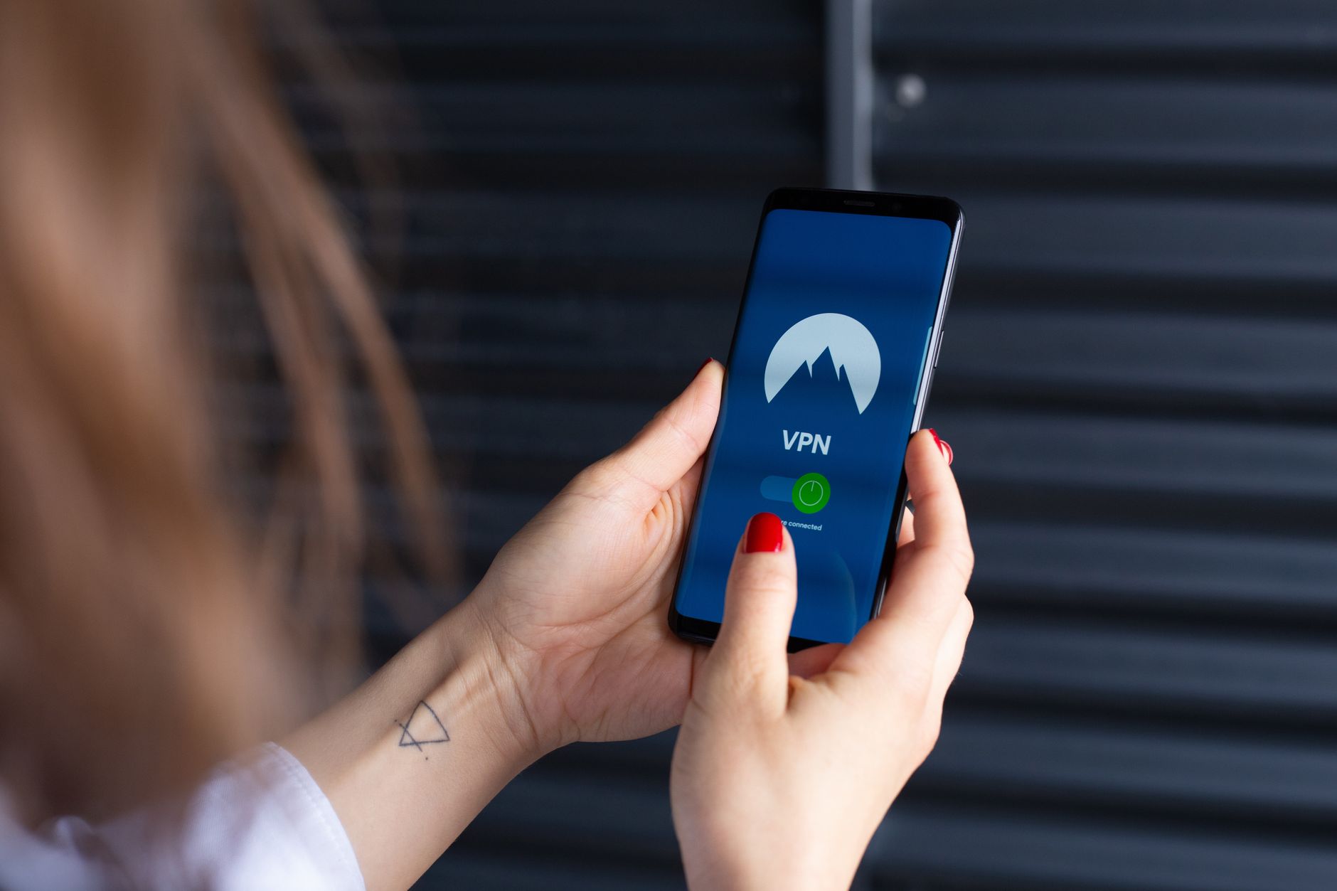 직장인 VPN 선택을 위한 보안 터널 작동 원리를 나타내는 이미지
