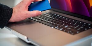 onedrive를 활용해 팀 협업과 파일 동기화를 관리하는 직장인의 노트북 화면